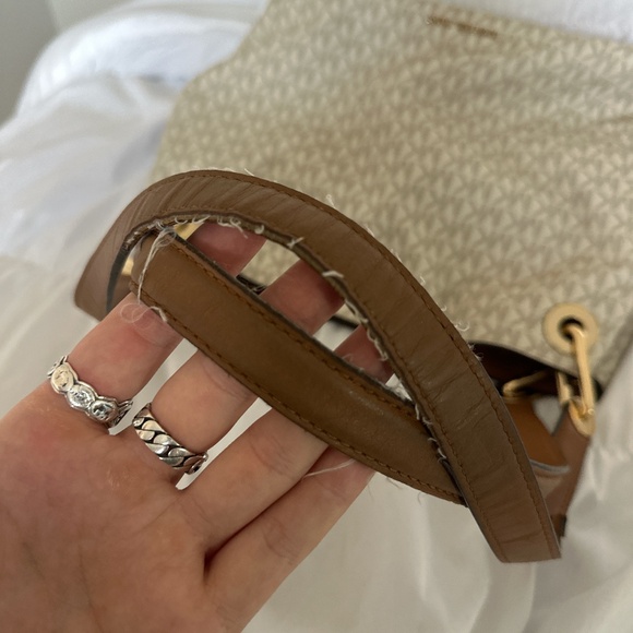 Michael Kors Raven Signature Large Shoulder Tote- Vanilla - Picture 4 of 6